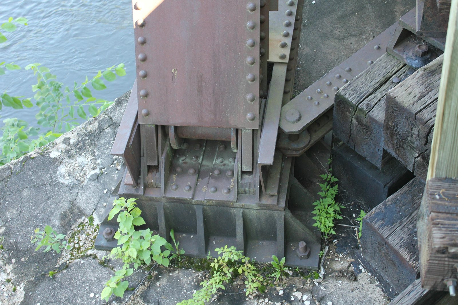 Lower angle connection and bearing